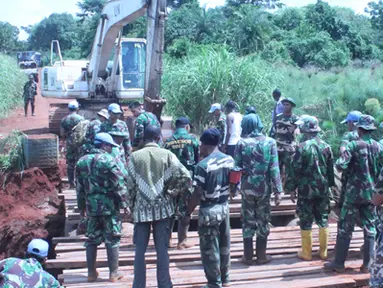 Citizen6, Kongo: Untuk memperbaiki jembatan tersebut, Satgas Zeni TNI mengerahkan 46 personelnya berikut peralatannya. Satgas Zeni TNI mampu mengerjakannya dalam waktu empat hari. (Pengirim: Badarudin Bakri)