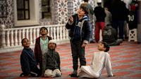Sejumlah anak bersiap melaksanakan salat tarawih malam pertama Ramadan 1439 H di Masjid Nizamiye di Midrand, Johannesburg, Afrika Selatan (16/5). Masjid ini diresmikan oleh Presiden Afrika Selatan Jacob Zuma pada 4 Oktober 2012. (AFP Photo/Gulshan Khan)