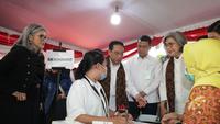 Wamenkes Tinjau Cek Kesehatan dan Vaksinasi Gratis Karyawan SKT Sampoerna di Surabaya, Tekankan Pentingnya Deteksi Dini dan Skrining TB