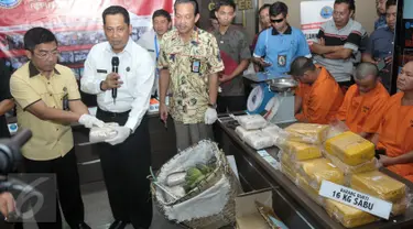 Kepala BNN Budi Waseso menunjukkan barang bukti sabu saat rilis kasus narkoba di Gedung BNN, Jakarta, Selasa (20/9). BNN berhasil menggagalkan penyelundupan narkoba jenis sabu dengan modus menyimpan di dalam buah pisang. (Liputan6.com/Yoppy Renato)