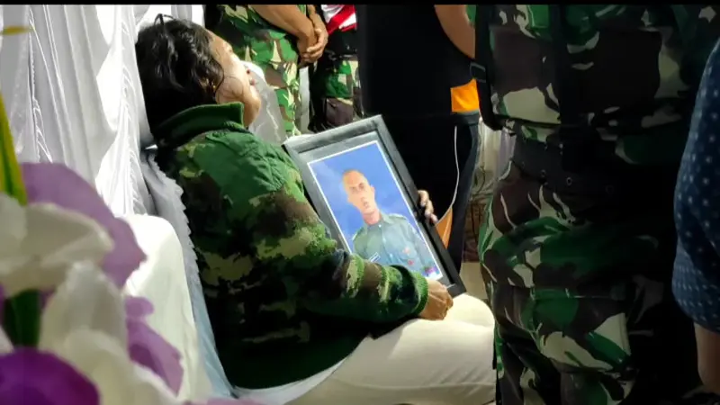 Paulina Mirpey, ibu Prada Lucky sedang menangis memeluk foto anaknya