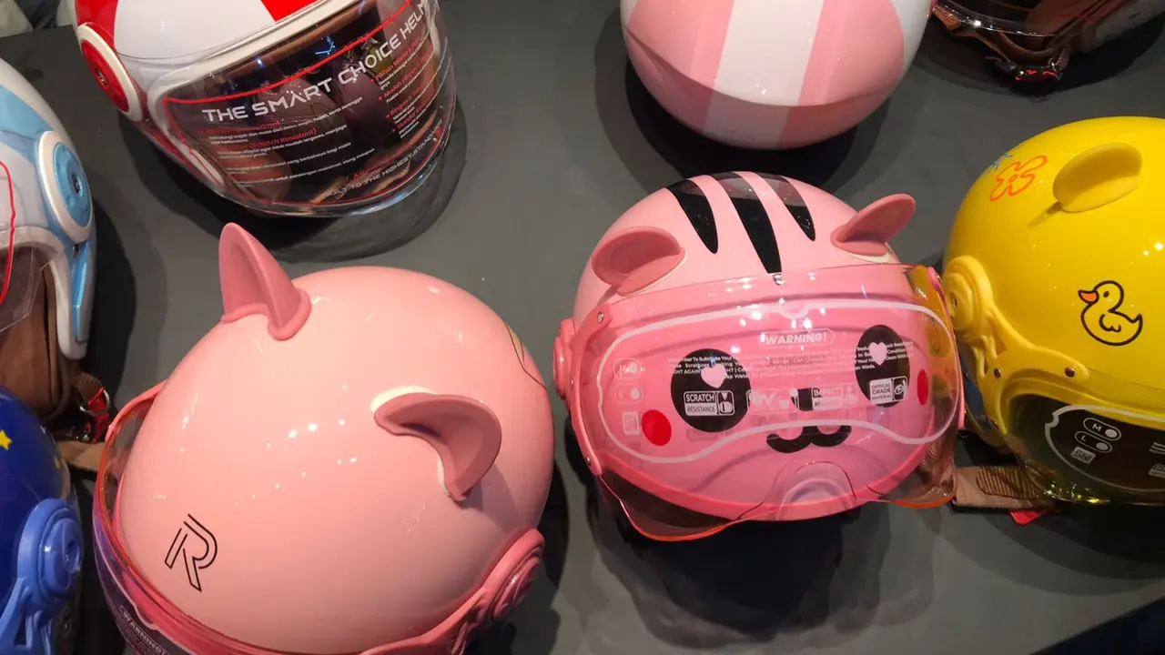 Deretan helm lucu yang ada di booth nya R-SIX