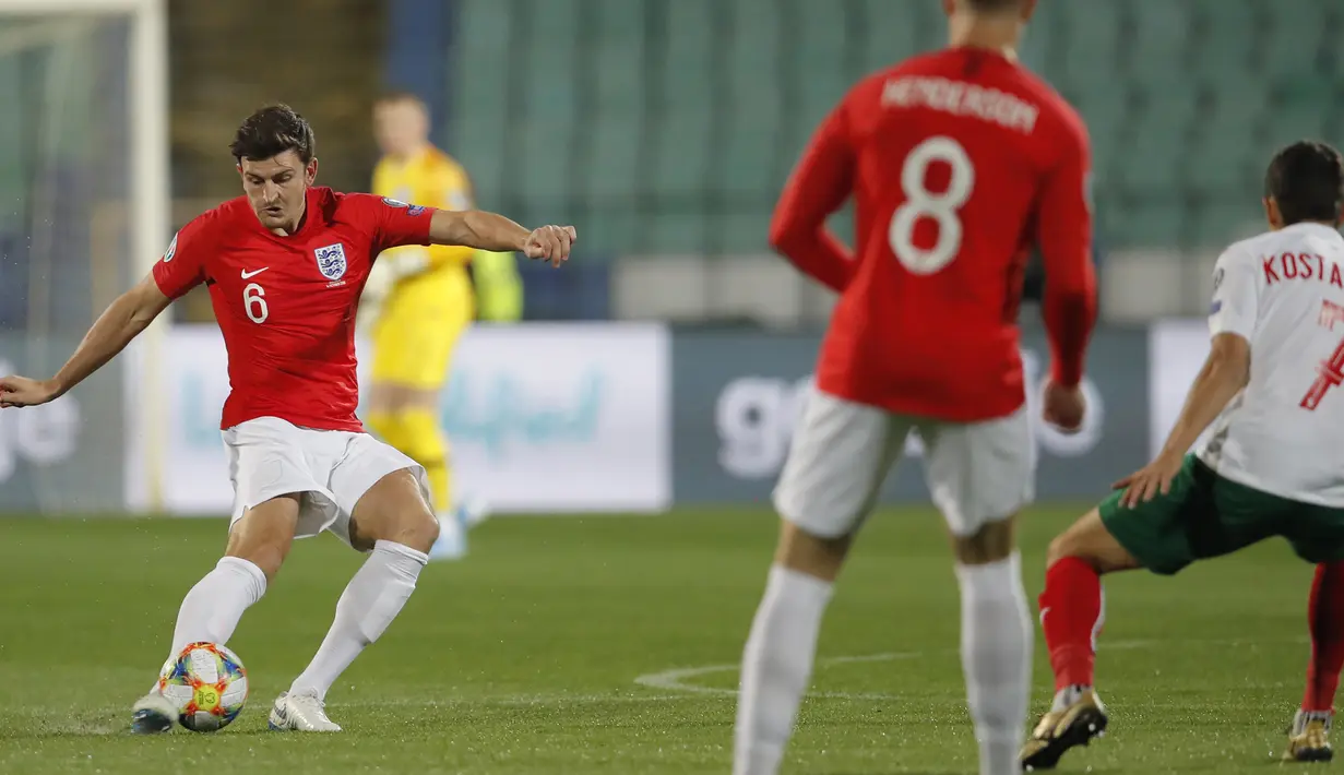 Bek Inggris, Harry Maguire mengumpan bola saat bertanding melawan Bulgaria pada pertandingan Grup A Kualifikasi Piala Eropa 2020 di Vasil Levski National Stadium, Sofia (15/10/2019). Inggris menang telak 0-6 atas Bulgaria. (AP Photo/Vadim Ghirda)