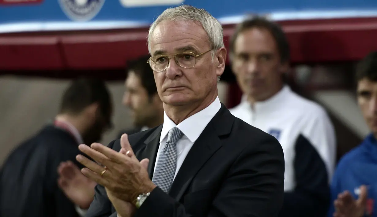 Claudio Ranieri pelatih asal Italia yang sedang naik daun bersama Leicester City, mereka berhasil membuat publik Inggris terkagum dengan prestasi sepanjang tahun 2015 yaitu berada pada puncak klasemen Liga Premier Inggris.  (AFP Photo/Louisa Gouliamaki) 