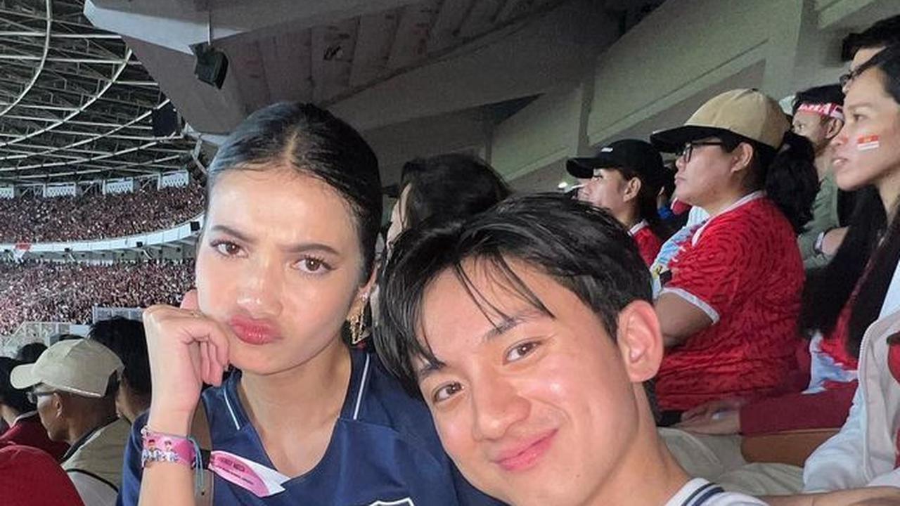 Diketahui, kekasih Ratu Sofy ini merupakan pesepak bola muda bertalenta bernama Ilham Yuda. Sontak saja, hubungan mereka mendapat dukungan penuh dari para penggemar.