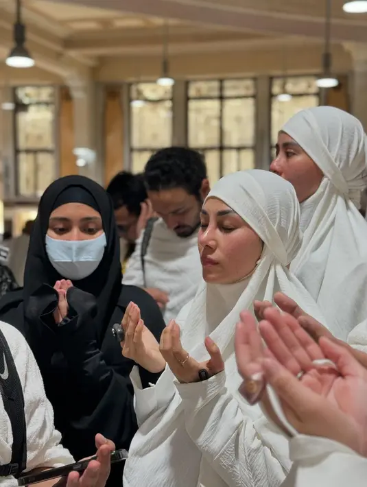 Momen mereka saat berada di Tanah Suci pun diabadikan lewat akun Instagram. Salah satu potret paling mencuri perhatian memperlihatkan Nagita Slavina bersama sang adik, Caca Tengker dan adik ipar, Syahnaz Sadiqah dan Nisya Ahmad.  [@raffinagita1717/@syahnazs].