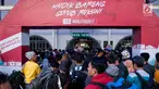 Ratusan pemudik berjalan menuju pintu keberangkatan di Stasiun Senen, Jakarta, Senin (19/6). Puncak arus pemudik di stasiun Senen diperkirakan terjadi pada H-1 Lebaran (24/6/2017). (Liputan6.com/Gempur M Surya)