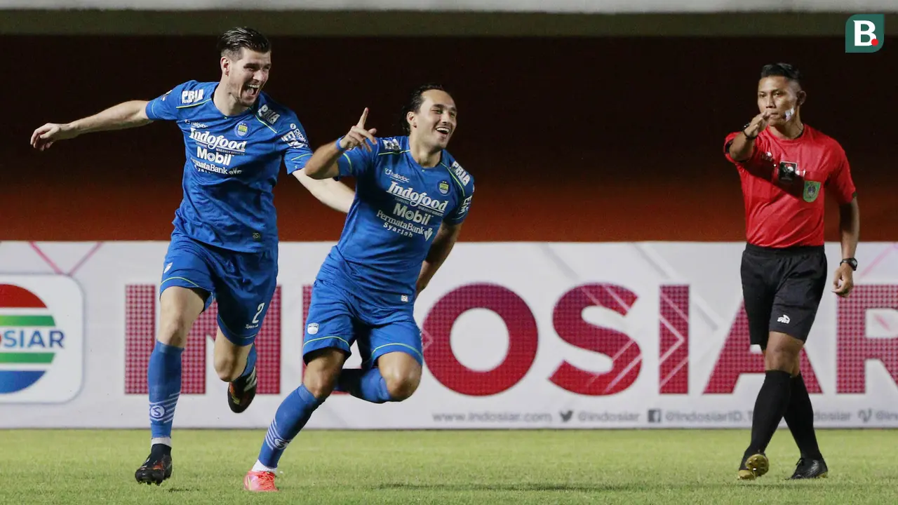 FOTO: Persib Bandung sementara Unggul Telak 3-0 atas Persebaya Surabaya di Babak Pertama - Ezra Walian