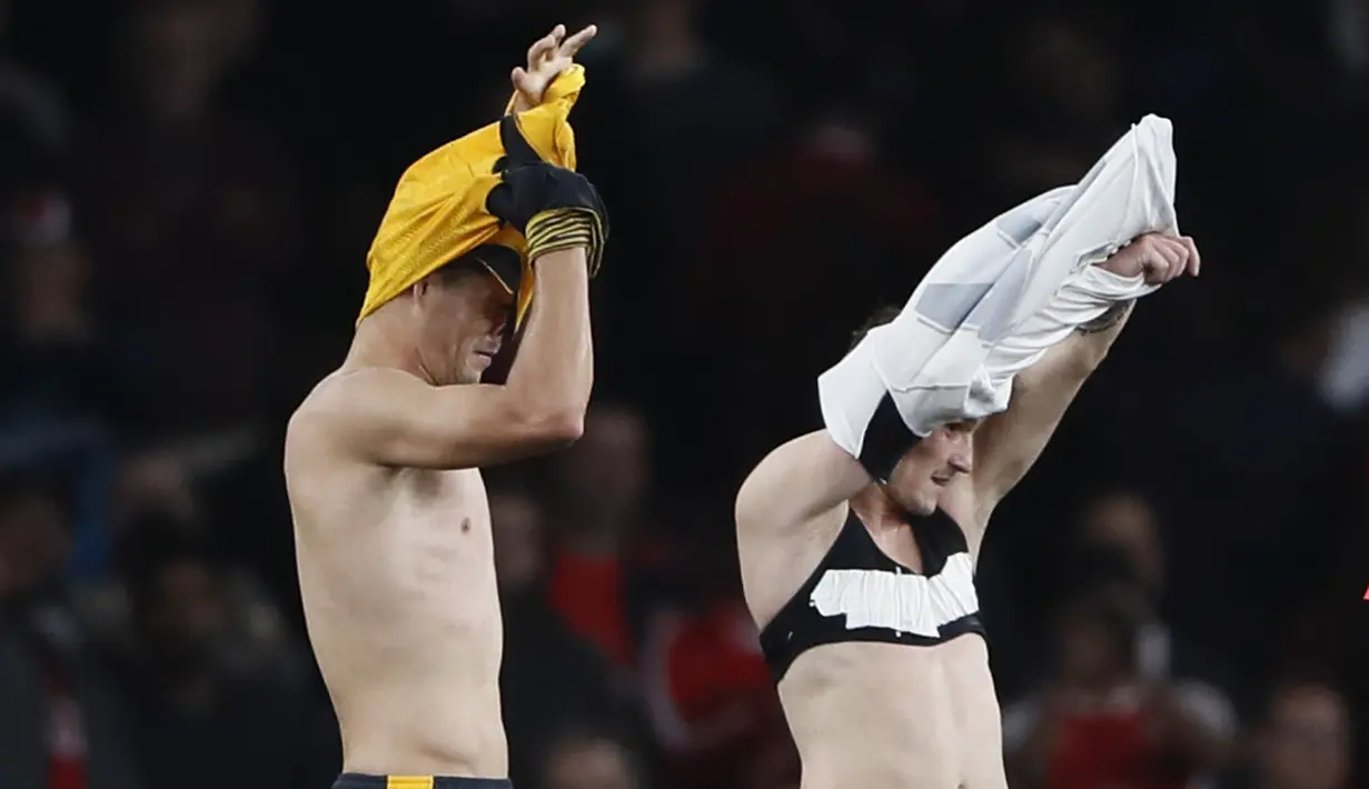 Pemain Basel, Taulant Xhaka  (kanan) bertukar jersey dengan saudaranya  pemain Arsenal, Granit Xhaka usai  laga grup A Liga Champions di Emirates stadium, London, Kamis (29/9/2016)dini hari WIB. (Reuters/Stefan Wermuth)