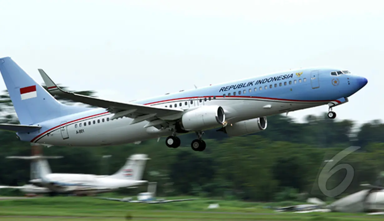 Pesawat kepresidenan yang membawa Presiden Joko Widodo beserta delegasi lepas landas di Bandara Internasional Halim Perdanakusumah, Jakarta, Kamis (5/2/2015). Presiden Joko Widodo melakukan kunjungan kenegaraan ke ASEAN. (Liputan6.com/Faizal Fanani)