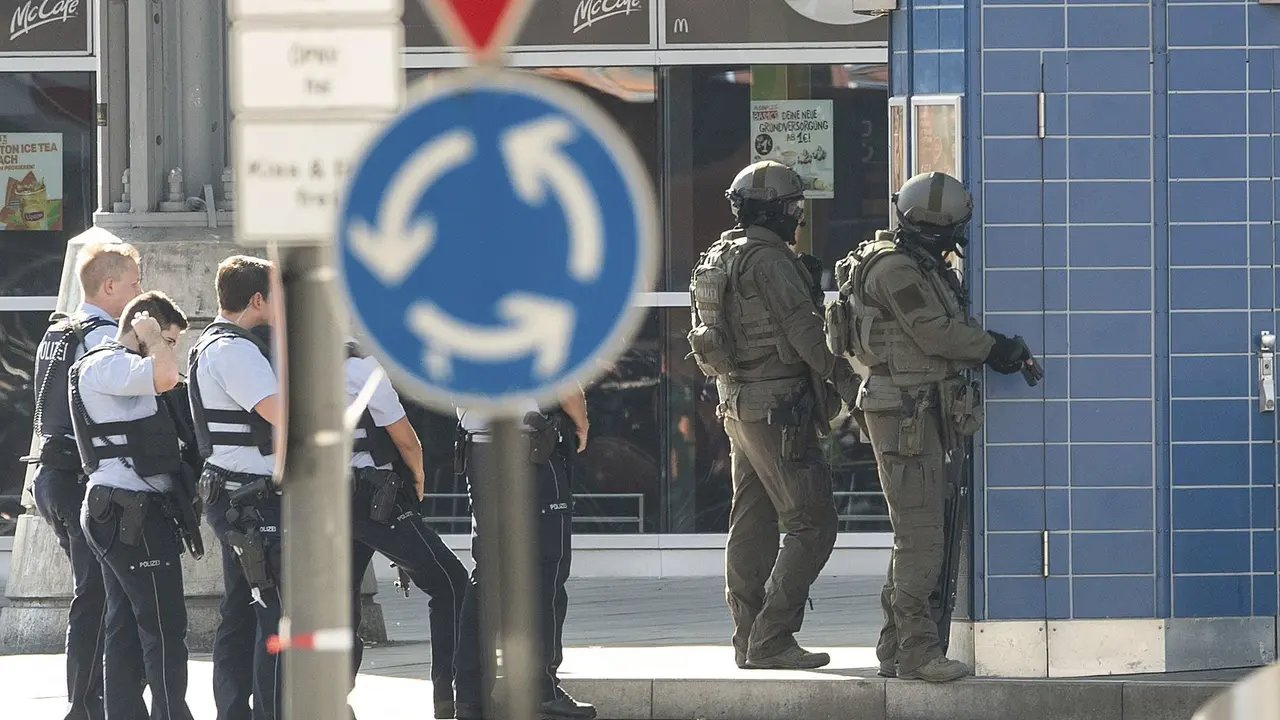 Polisi Jerman bersiaga di sekitar Stasiun Cologne, setelah muncul laporan serangan bom Molotov dan penyanderaan seorang wanita pada Senin, 15 Oktober 2018 (AP/Oliver Berg)