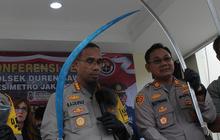 FOTO: Polisi Bekuk Pelaku Tawuran Antar Geng yang Tewaskan 1 Orang, Celurit-Celurit Panjang Diamankan