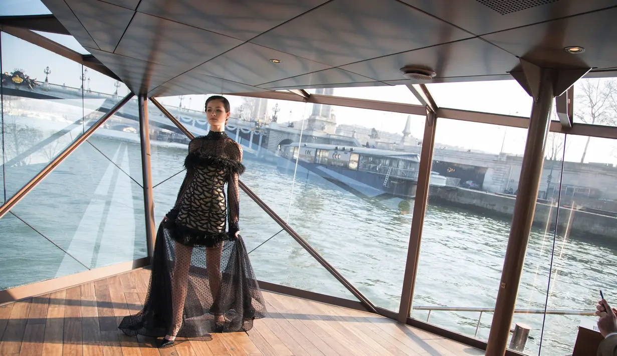 Model berpose di atas kapal saat memperagakan busana karya desainer asal Vietnam Jessica Minh Anh dalam busana Spring-Summer 2017 di Paris Fashion Show di Paris, Perancis, (26/1). (AP Photo / Thibault Camus)