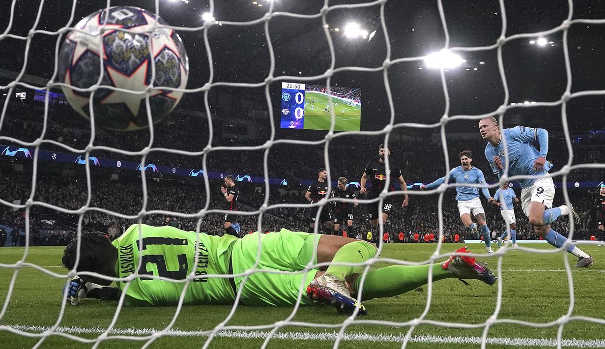 <p>Pemain Manchester City, Erling Haaland mencetak gol pertama timnya ke gawang RB Leipzig pada laga leg kedua 16 Besar Liga Champions 2022/2023 di Etihad Stadium, Manchester, Rabu (15/03/2023). The Cityzens berhasil melaju ke babak perempat final setelah berhasil menang dengan skor 7-0. (AP Photo/Dave Thompson)</p>