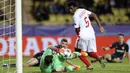 Kiper CSKA Moscow, Igor Akinfeev (kiri) mengamankan bola sepakan pemain AS Monaco, Jemerson pada laga grup E Liga Champions di Louis II Stadium, Monaco (2/11/2016). Monaco menang 3-0. (AFP/Valery Hache)
