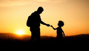 Ribuan Ayah di NTB Merantau Setiap Tahun, Ini Dampaknya bagi Ketahanan Keluarga dan Perkembangan Anak. Foto dibuat oleh AI.