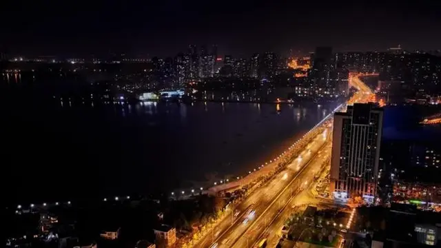 Pemandangan Wuhan saat malam yang memesona.