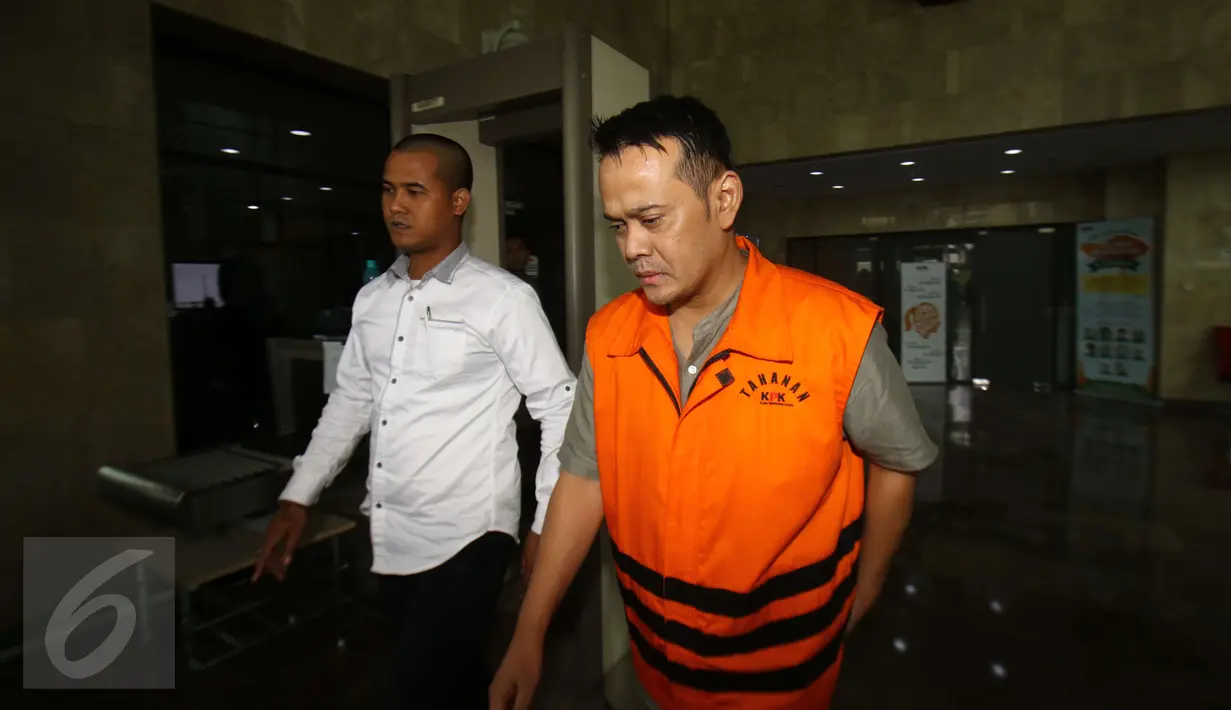 Tersangka Fahmi Darmawansyah tertunduk lesu usai menjalani pemeriksaan di KPK, Jakarta, Selasa (31/1). Direktur Utama PT. MTI tersebut diperiksa sebagai tersangka kasus suap proyek pengadaan alat satelit monitoring di Bakamla. (Liputan6.com/Helmi Afandi)