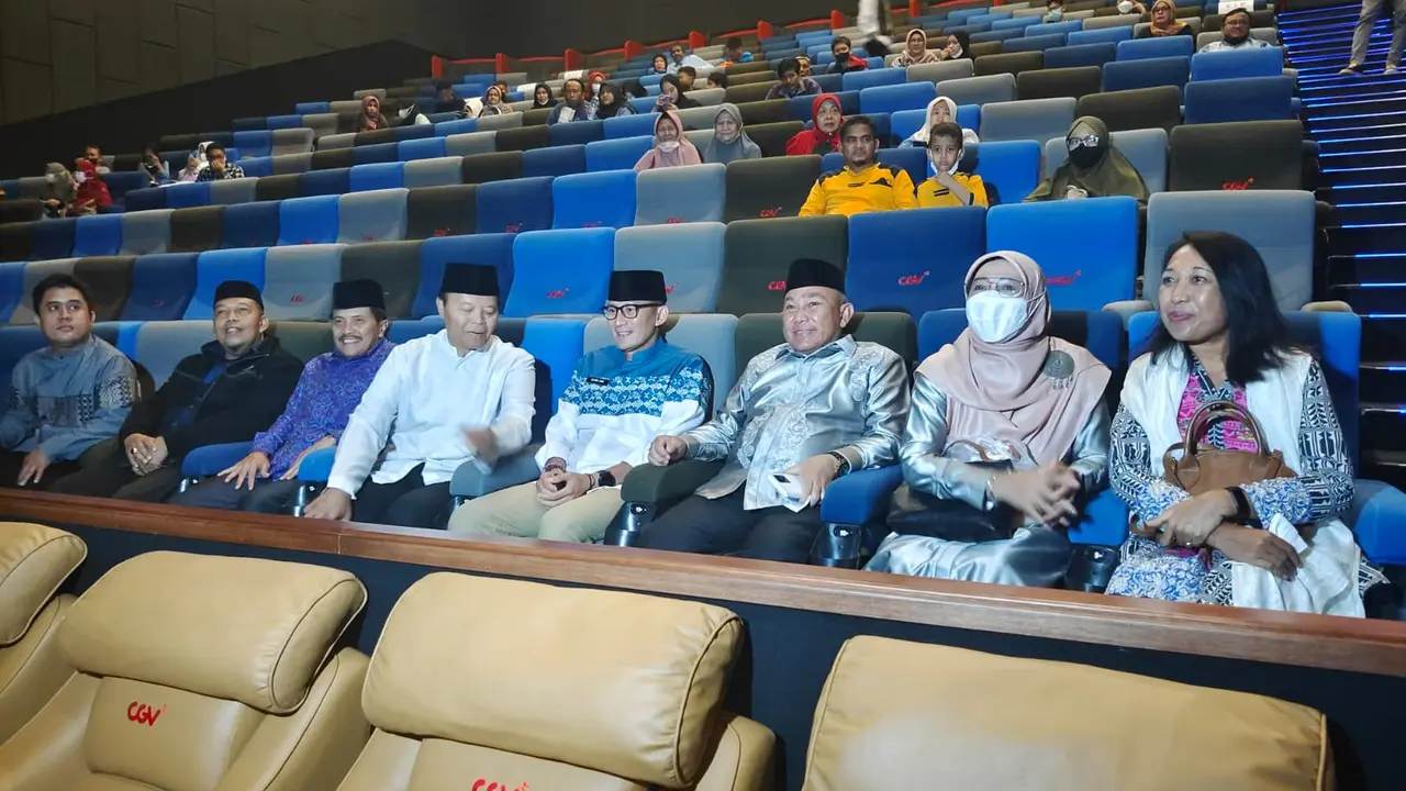 Menteri Parekraf Sandiaga Uno bersama Wakil Ketua MPR Hidayat Nur Wahid memperingati hari santri dengan menonton film Jejak Langkah 2 Ulama di Kota Depok