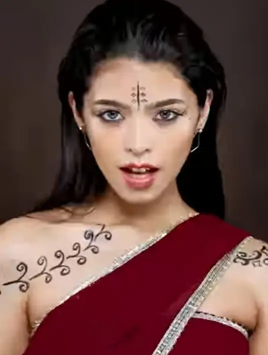 Jharna Bhagwani, kreator konten kecantikan yang seringkali turut serta tren, kali ini menarik perhatian netizen dengan mengikuti tren makeup Asoka. [Foto: Instagram/jharnabhagwani]