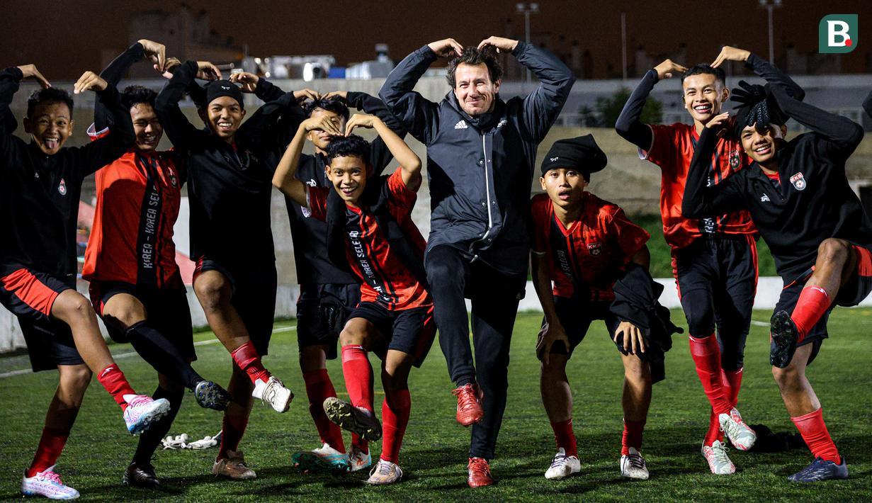 Pemain Korea-Korea Selecao foto bersama dengan pelatih Victoria Clube de Lisboa, Miguel Saragaco, setelah sesi latihan hari keempat, Minggu (24/11/2024). (Bola.com/Bagaskara Lazuardi)