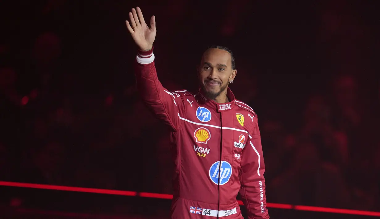 Pembalap Ferrari, Lewis Hamilton melambaikan tangan saat peluncuran tim Formula 1 untuk musim 2025 yang bertajuk 'F1 75' di O2 Arena, London, Selasa (18/02/2025). (AP Photo/Kin Cheung)