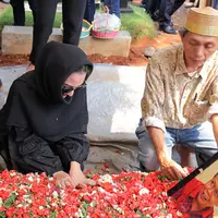 Pemakaman Ayahanda Kiki Amalia (Deki Prayoga/bintang.com)
