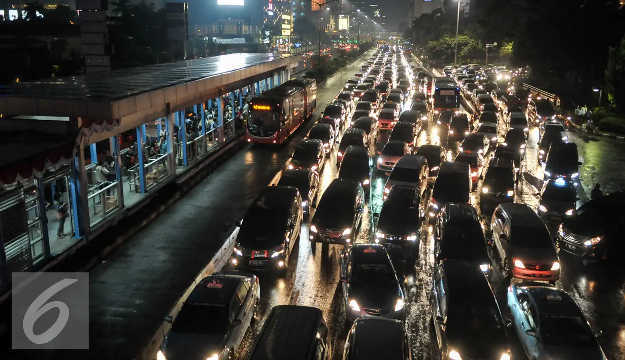Jalan Jenderal Sudirman dipadati kendaraan saat jam pulang kerja, Jakarta, Selasa (30/8). Kemacetan masih terjadi meski sistem ganjil-genap telah diberlakukan hari ini. (Liputan6.com/Immanuel Antonius)