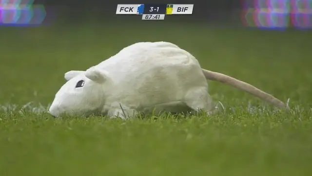 Laga Final Liga Denmark sempat terganggu karena ada penonton melempar mainan berbentuk tikus ke lapangan. This video presented by Ballball.