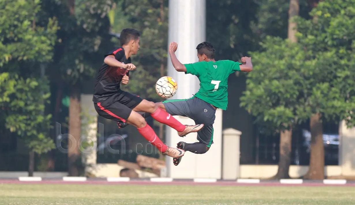 Aksi pemain Timnas Indonesia U-16, Hamzah (kanan)  dan Timnas Pelajar U-15 pada laga uji coba di Stadion Atang Sutesna, Cijantung, Rabu (17/5/2017). Timnas U-16 menang 5-1. (Bola.com/Nicklas Hanoatubun)