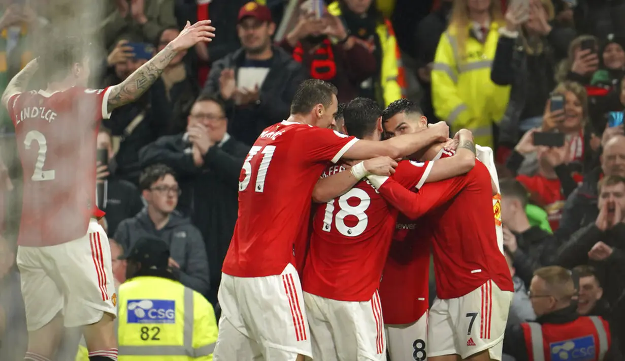 <p>Pemain Manchester United merayakan gol Bruno Fernandes ke gawang Brentford pada pertandingan sepak bola Liga Inggris di Stadion Old Trafford, Manchester, Inggris, 2 Mei 2022. Manchester United menang 3-0. (AP Photo/Jon Super)</p>