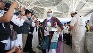 Sebanyak 358 jemaah haji Indonesia kloter pertama yang diberangkatkan dari embarkasi solo (SOC 1) sudah tiba di Madinah, Sabtu 4 Juni 2022 telah mendarat di Bandara Amir Muhammad bin Abdul Aziz (AMAA) sekitar pukul 09.58 waktu Arab Saudi (WAS). (Tim dokumentasi Kementerian Agama Republik Indonesia)