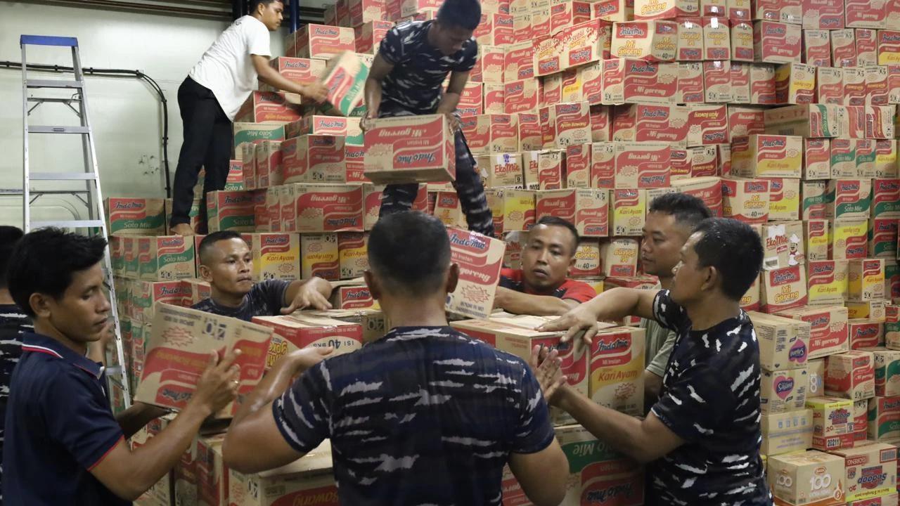 KRI RJW-992 Tiba di Sibolga, Debarkasi Bantuan Kemanusiaan untuk Korban Terdampak Bencana