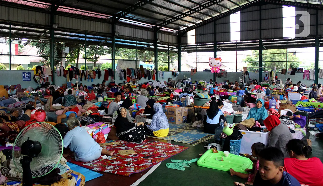 Aktivitas korban banjir di lokasi pengungsian Gor Total Persada, Periuk, Tangerang, Banten, Kamis (6/2/2020). Pengungsi berharap banjir segera surut agar mereka bisa kembali ke rumah masing-masing. (merdeka.com/magang/Muhammad Fayyadh)