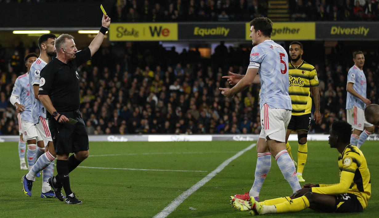 Dirinya harus menerima kartu kuning kedua setelah melakukan pelanggaran yang dianggap tidak perlu. Manchester United pun harus bermain dengan 10 orang. (AFP/Ian Kington)