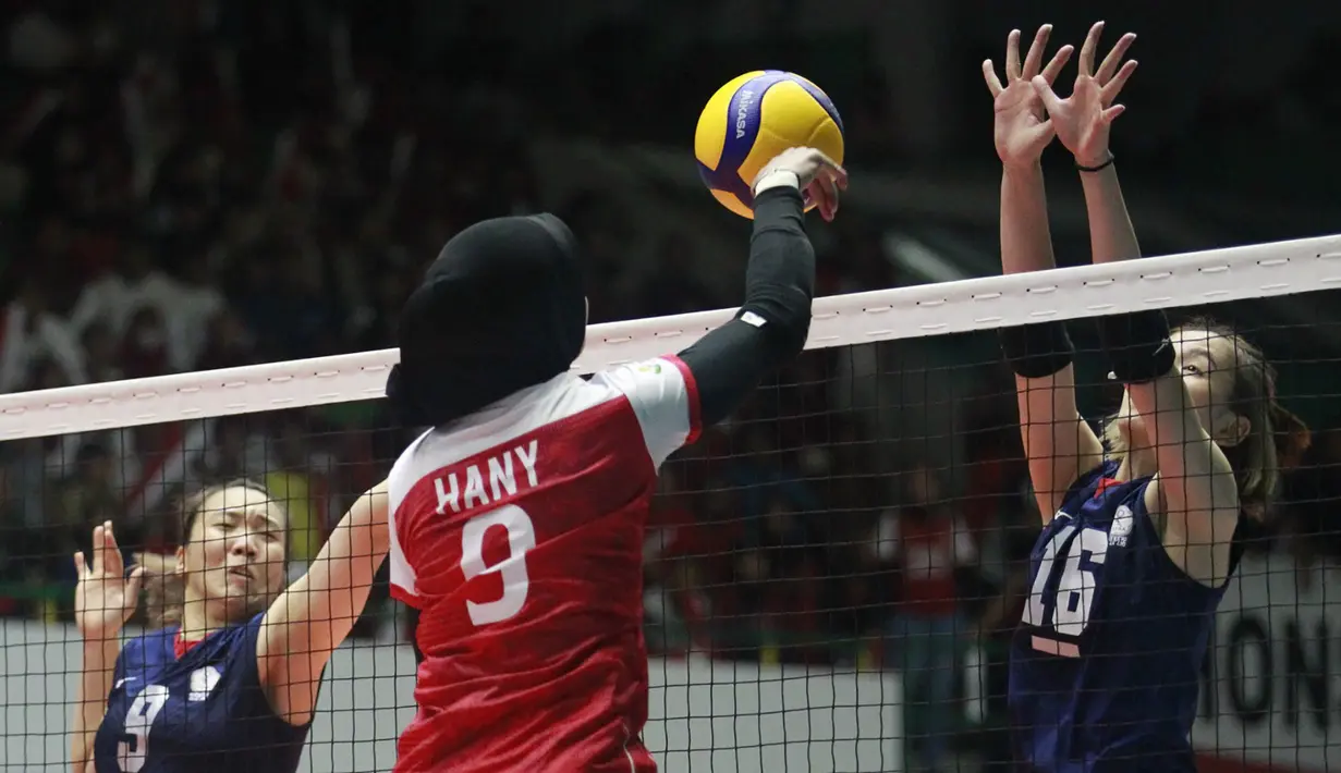<p>Pemain timnas bola voli putri Indonesia, Hany Budiarti melepaskan spike yang berusaha diblok pemain Chinese Taipei, Chen Tzu-Ya pada laga semifinal Kejuaraan Bola Voli Putri AVC Challenge Cup 2023 di GOR Tri Dharma, Gresik, Jawa Timur, Sabtu (24/6/2023). Indonesia menang 3-2 atas Chinese Taipei (22-25, 26-24, 22-25, 25-20 dan 15-12) dan memastikan lolos ke babak final untuk menantang Vietnam. (Dok. PBVSI)</p>
