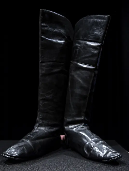 Sepasang sepatu bot Napoleon Bonaparte dipajang di rumah lelang Drouot, Paris, Prancis, Jumat (8/11/2019. Rumah lelang Prancis, Binoche and Giquello akan melelang sepatu bot Napoleon Bonaparte pada 29 November 2019. (Christophe ARCHAMBAULT/AFP)