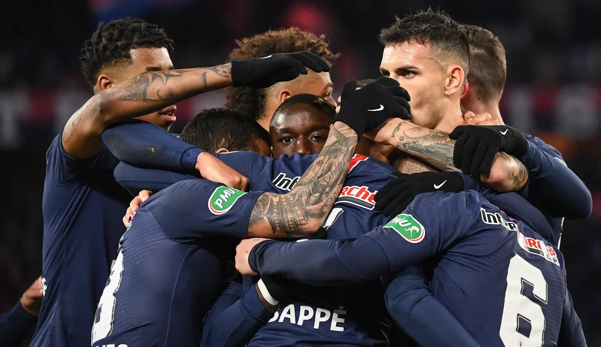 Para pemain Paris Saint-Germain (PSG) merayakan gol ke gawang FC Nantes pada laga semifinal Piala Prancis 2019 di Stadion Parc des Princes, Rabu (3/4). PSG menang 3-0 atas FC Nantes. (AFP/Franck Fife)