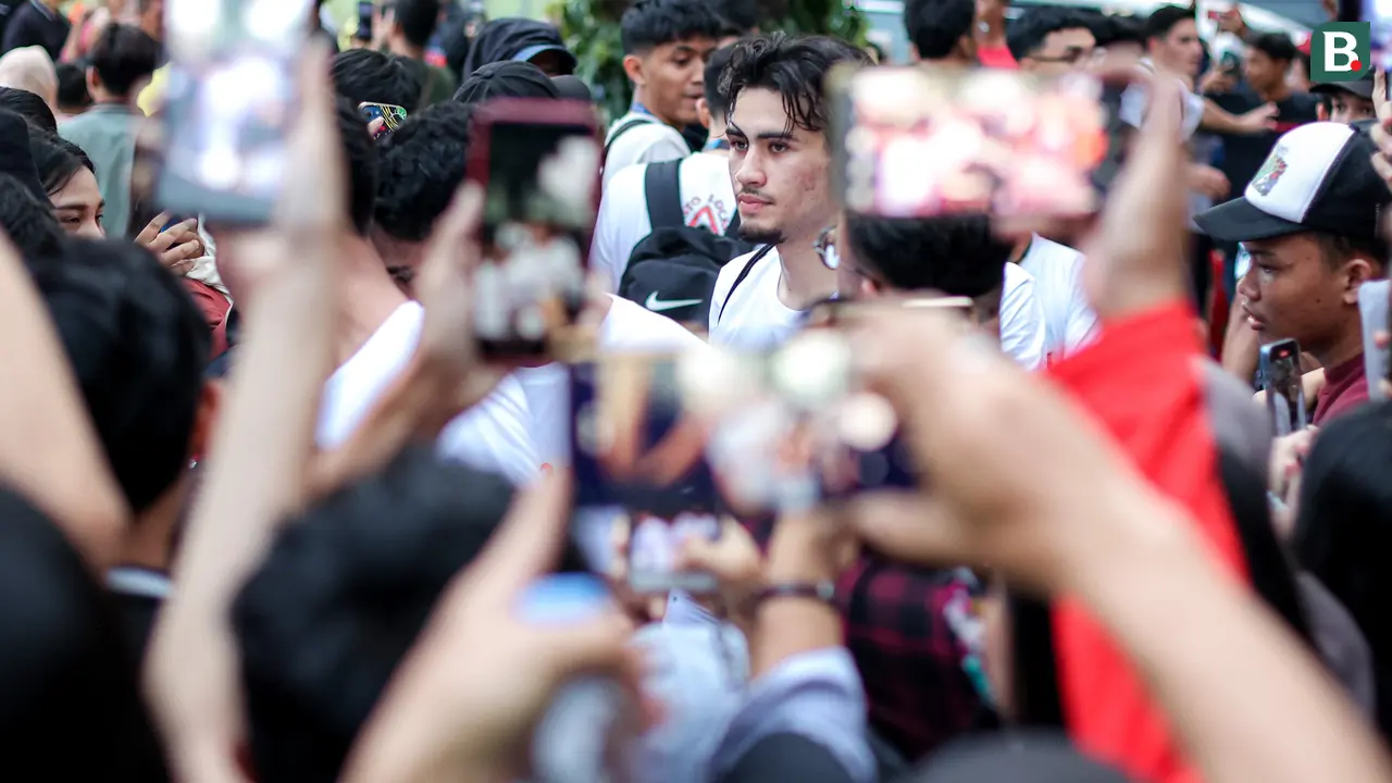 Foto: Fans Serbu Lokasi Latihan Timnas Indonesia, Keamanan Diperketat