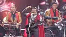 Meski usianya tak muda lagi, penyanyi 61 tahun itu masih enerjik saat di atas panggung untuk memeriahkan ulang tahun stasiun Indosiar yang ke-23 tahun. (Bambang E. Ros/Bintang.com)