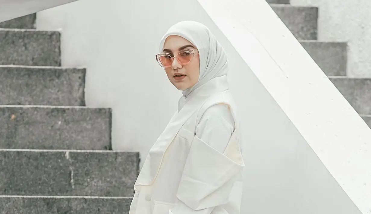 <p>Menggunakan celana pun akan tetap terasa nyaman dan stylish. Padukan dengan blazer dan pilih celana model besar seperti cargo pants. [Instagram/_irishbella_]</p>