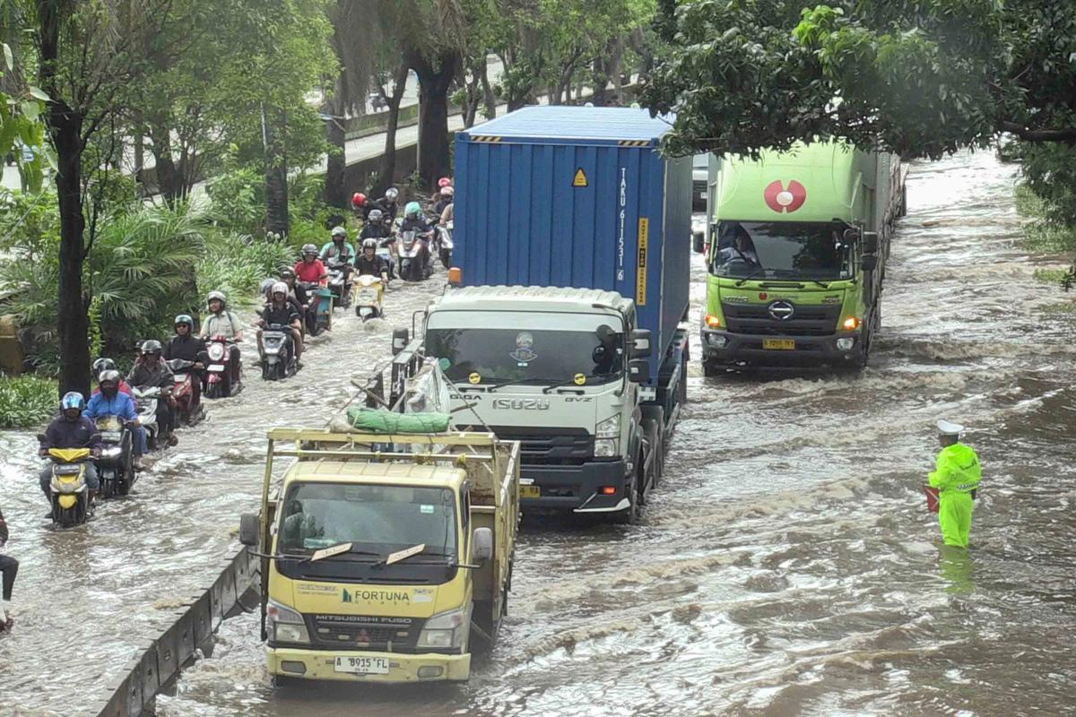 FOTO: Banjir Rendam Jalan Daan Mogot Lalu Lintas Tersendat