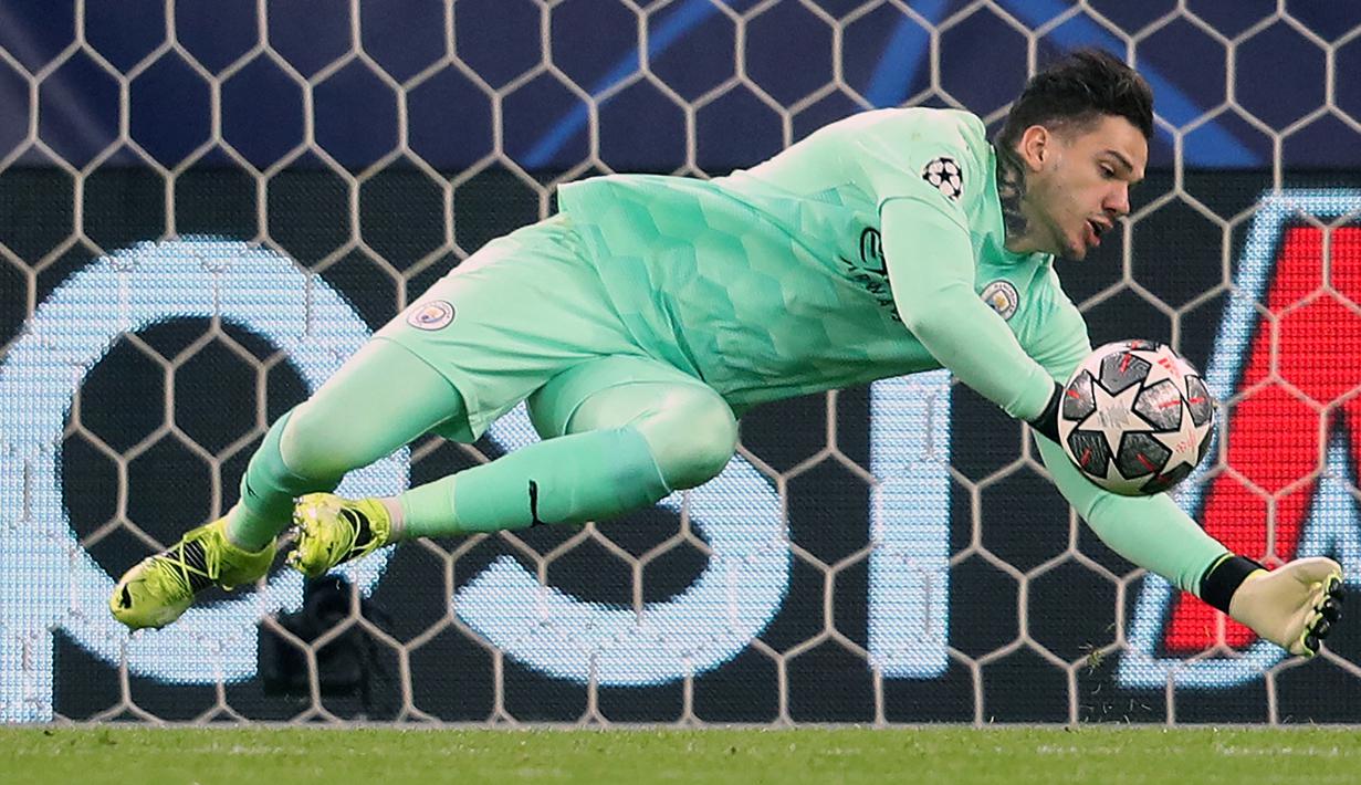 Di ajang Liga Champions musim ini Ederson telah tampil 11 kali selama 990 menit dengan mencatat 16 saves dan 4 kali kebobolan, kalah jauh dengan Edouard Mendy. (AFP/Ferenc Isza)