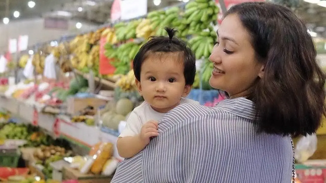 Artis Cantik Ini Ajak Anak Belanja di Pasar