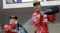 Pebalap Ferrari, Sebastian Vettel, melakukan selebrasi di podium setelah memenangi balapan F1 GP Monako, Minggu (28/5/2017). (AP Photo/Claude Paris)