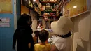 Pemilik Kazem Mabhutian (63) menyajikan teh di kedai teh terkecil dan tertua di gang Grand Bazaar di ibukota Iran, Teheran (20/9/2021).  Di sela-sela menuangkan segelas teh untuk pelanggannya, Kazem memberi tahu kisah seabad tentang Rumah Teh Haj Ali Darvish dengan bangga. (AFP/Atta Kenare)