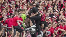 Tim asuhan Xabi Alonso itu berada di puncak klasemen akhir Bundesliga dengan mengumpulkan 90 poin dari 34 laga. Mereka unggul 17 poin dari Bayern Munchen yang menjadi runner-up. (AP Photo/Michael Probst)