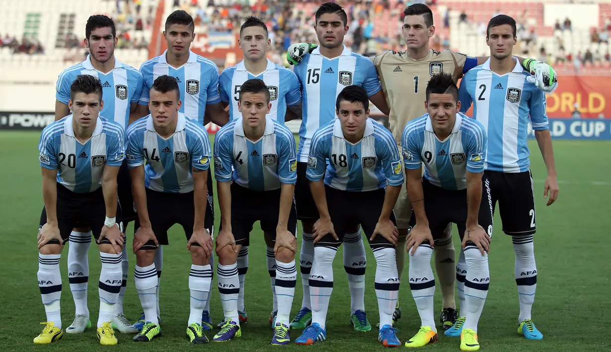 Timnas Argentina berfoto sebelum menghadapi Pantai Gading pada laga perempatfinal Piala Dunia U-17 2013 di Sahrjah Stadium, Uni Emirat Arab (2/11/2013). Termasuk edisi 2023 di Indonesia, Argentina tercatat 15 kali tampil di ajang Piala Dunia U-17 dari total 19 kali penyelenggaraan. Argentina absen pada 4 edisi, yaitu 1987 di Kanada, 1999 (Selandia Baru), 2005 (Peru), dan 2017 (India). (AFP/STR)