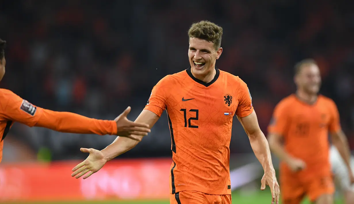 Gelandang Belanda, Guus Til berselebrasi usai mencetak gol ke gawang Turki pada kualifikasi Grup G Piala Dunia Qatar 2022 di stadion Johan Cruijff Arena di Amsterdam (8/9/2021). Belanda menang telak atas Turki 6-1. (AFP/John Thys)