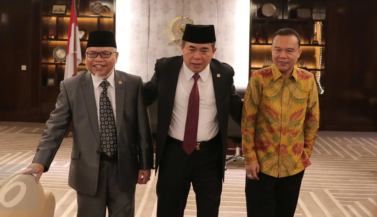 Ketua DPR Ade Komaruddin (kiri) berfoto bersama Ketua MKD Surahman Hidayat (tengah) usai pertemuan di ruangan Pimpinan DPR, Jakarta, Senin (2/1). Pertemuan membahas rencana menyusun Undang Undang Etika pada lembaga perwakilan. (Liputan6.com/Angga Yuniar)